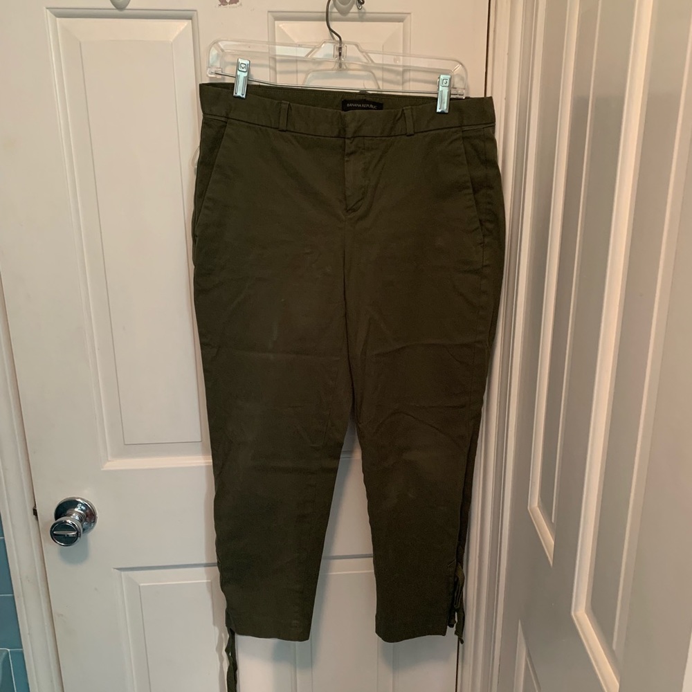 Banana Republic - Army Green Cropped Pants - 6P